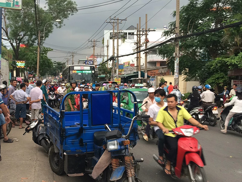 Chiếc xe ô tô mất lái tông vào thùng xe ba gác rồi tông vào một xe máy khác